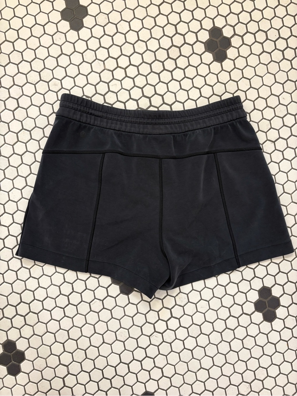Lululemon Softstreme High-Rise Shorts 4” – Black – Size 10 - Picture 14 of 14